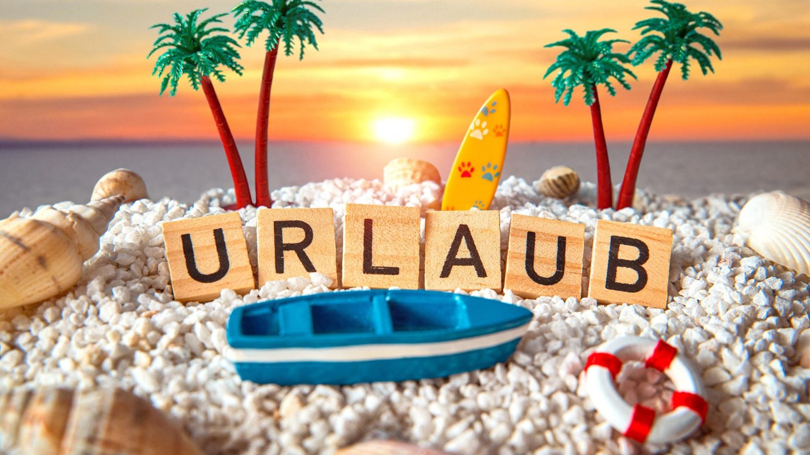 Auf dem Bild sieht man ein Boot was auf Kies steht und im Hintergrund sind aus holz die buchstaben des worts Urlaub